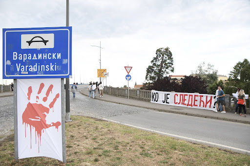 Blokiran Varadinski most u Novom Sadu, uoči Egzita postavljen transparent Free Students Now