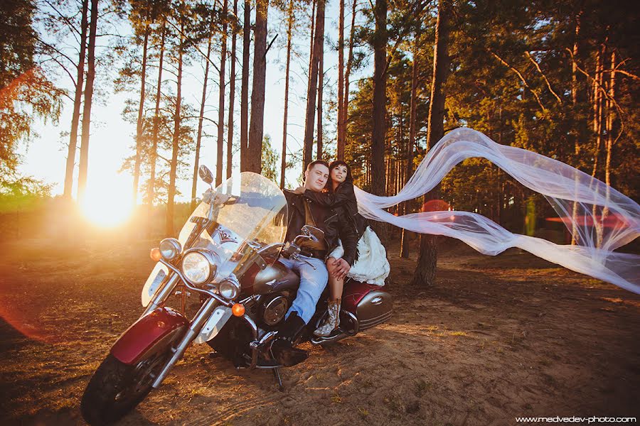 Fotógrafo de casamento Pavel Miadzvedzeu (medvedev-photo). Foto de 24 de fevereiro 2014