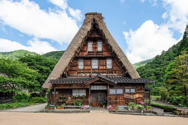 世界遺産・五箇山の歴史ある合掌造りの家から日本を再発見！普段は泊まることのできない菅沼集落内での宿泊体験を