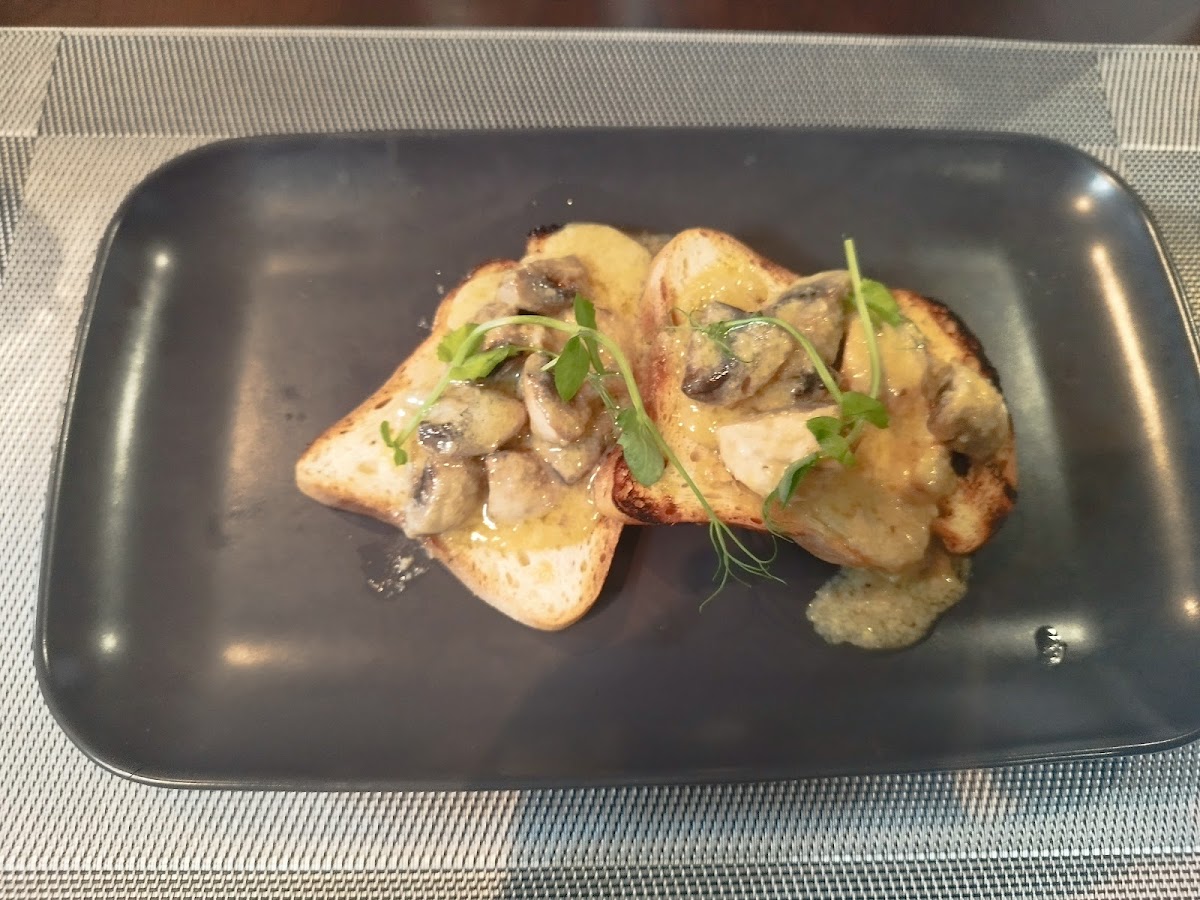 Creamy Garlic Mushrooms on Tosated Bread