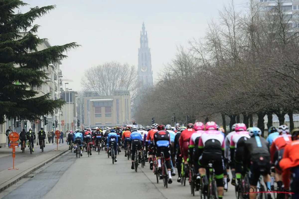 ? Verdwaalde auto schrikt de renners op in de Ronde van Vlaanderen