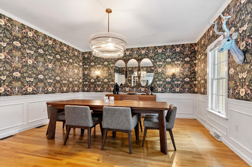 Dining room with floral wallpaper - Luxury property for sale in Acton, 4 bedrooms
