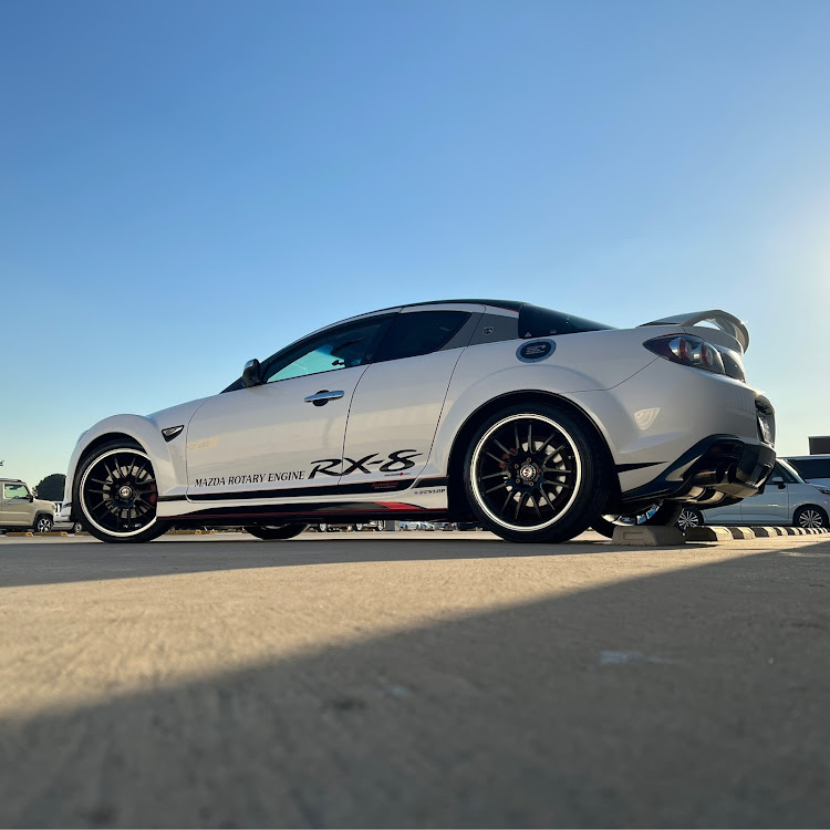 RX-8の快晴の青空・純正style・神デザイン・2ドアスポーツカー？・4ドアファミリースポーツカーです♪に関するカスタム事例の投稿画像3枚目