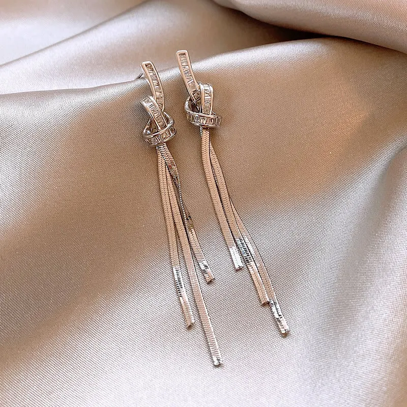 Lange niche oorbellen met franjes voor dames, knoop design, trendy sieraden voor een opvallende en stijlvolle look.