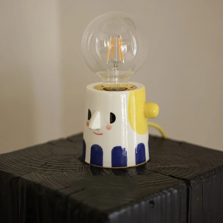 Lámpara de cerámica hecha a mano Decoración creativa de cabecera Iluminación cálida y acogedora para tu dormitorio o sala de estar.