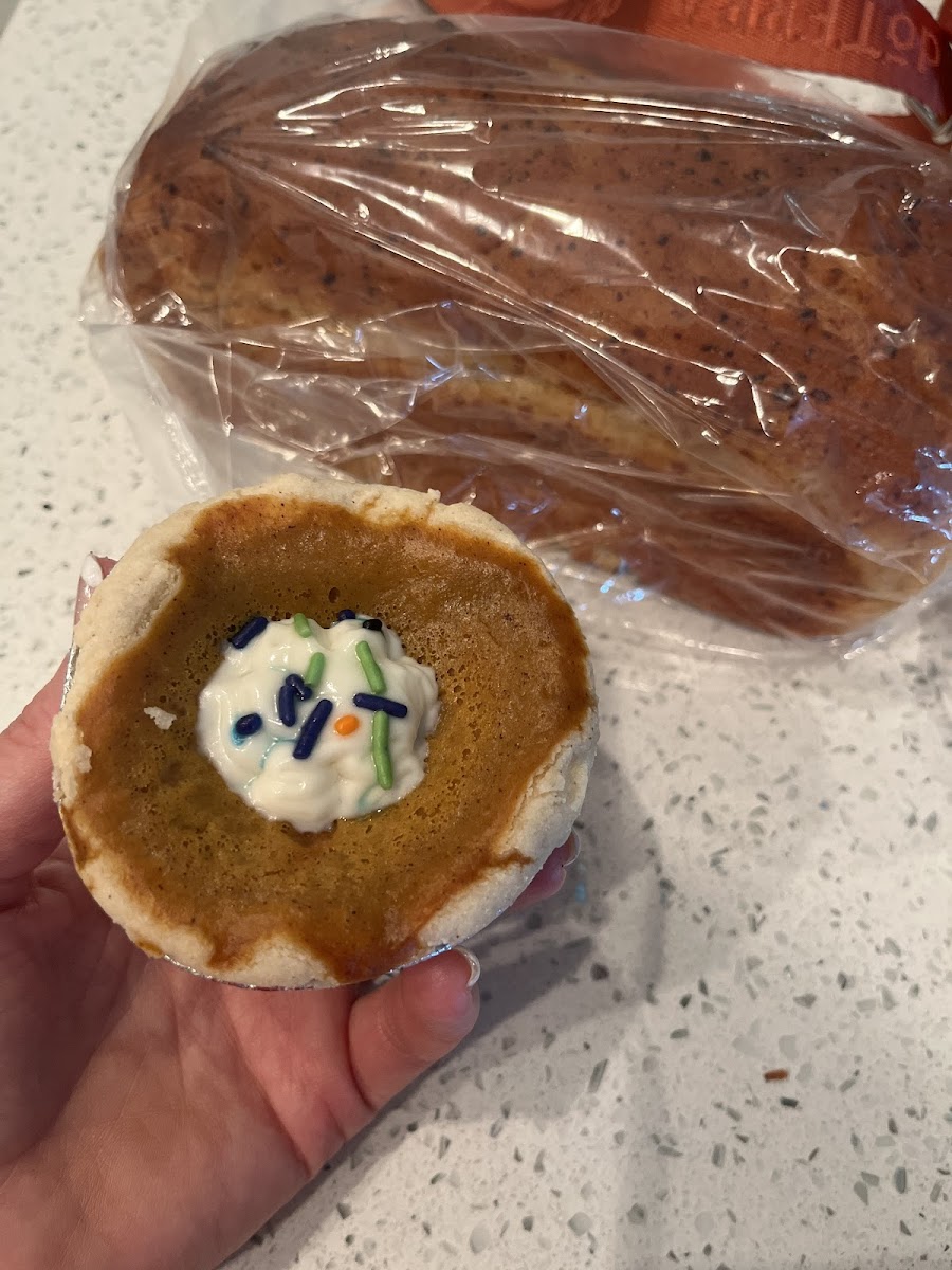 Fresh gfree sourdough bread, baked today!  Toasted is such a treat. The pumpkin pie tartlet was perfect, not too sweet. I’m a fan of their flatbread as well❤️