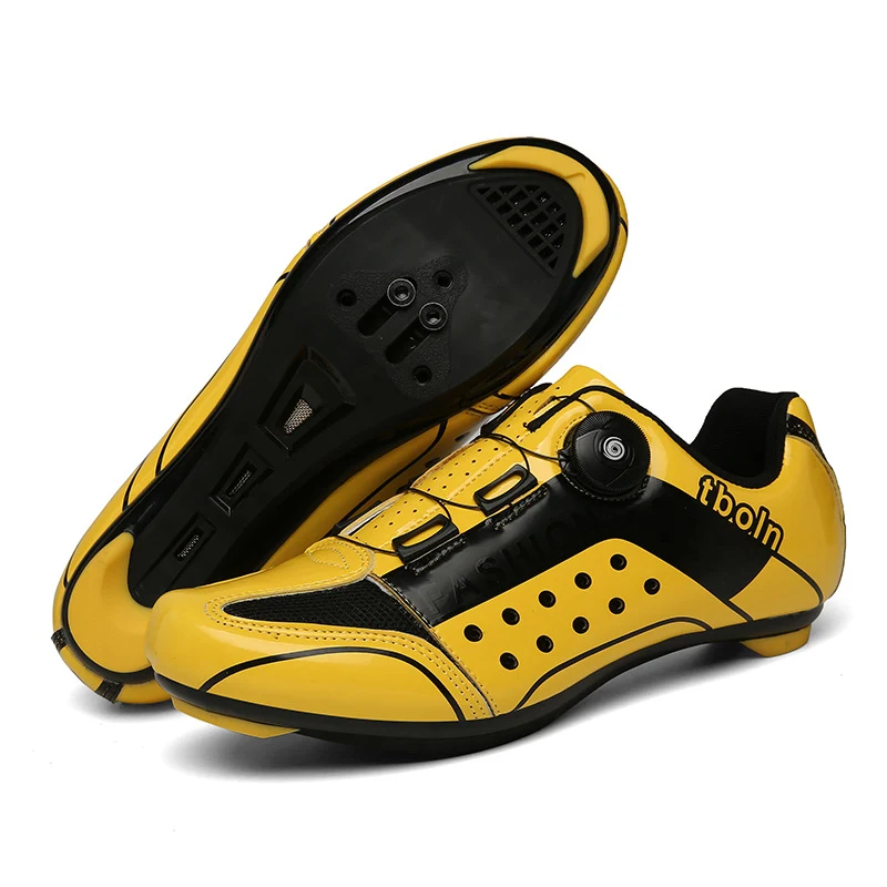 Chaussures de VTT à semelle rigide pour un pédalage efficace et une adhérence supérieure. Chaussures de cyclisme de montagne à système de fixation.