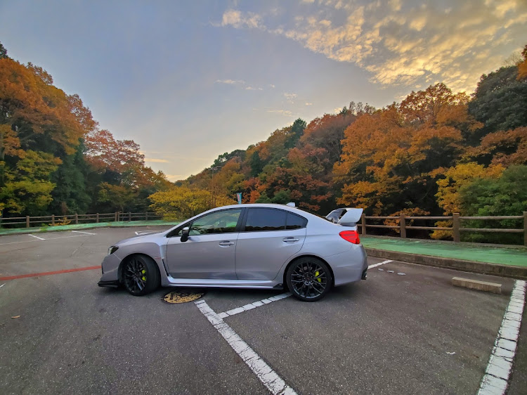 WRX STIの無加工スマホ撮り・紅葉・ドライブに関するカスタム事例の投稿画像2枚目