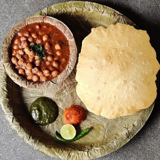 Chole  Bhature (Jain)