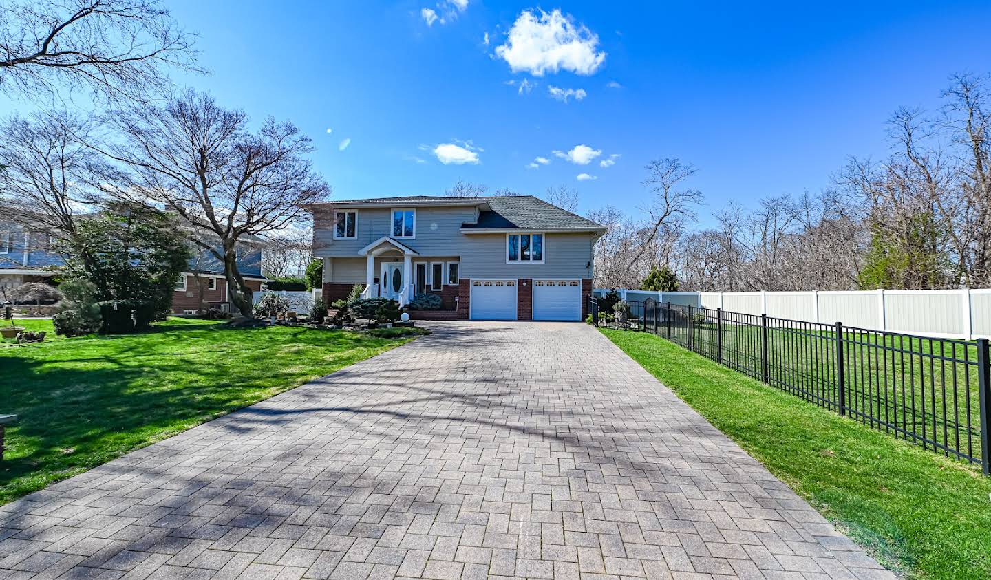 House with pool North Bellmore