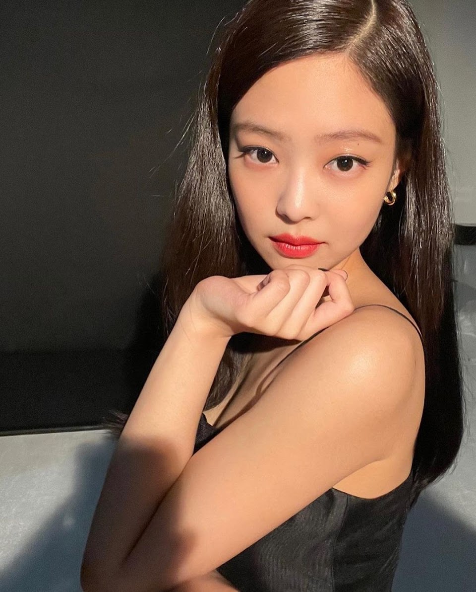 BLACKPINK’s Jennie Cements Her Status As The Global “IT” Girl, Taking Over Chanel’s Paris Fashion Week Runway Show : Entertainment Daily