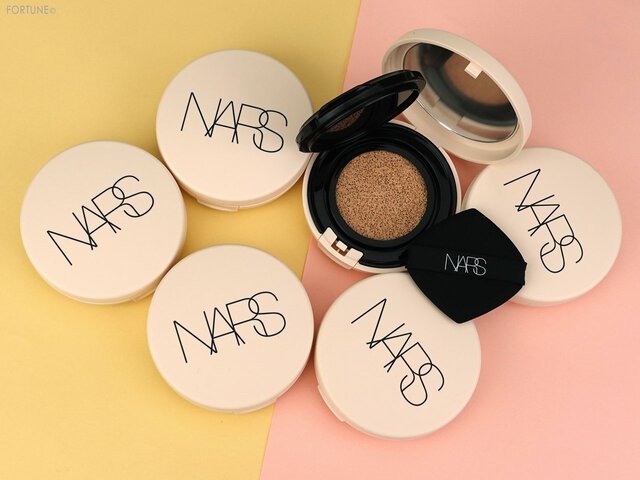 ベージュのケースが可愛い Nars ナーズ 21年春の新作クッションファンデ全6色を色比較 Trill トリル