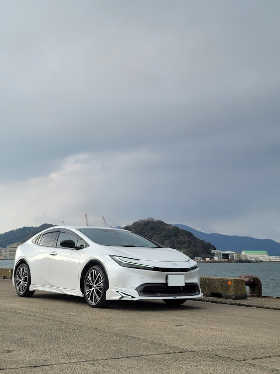 プリウスのMXWH60・60プリウス・ホイールが欲しい・車高調ほしい・ワックスのおすすめ教えていただきたいです🤘に関するカスタム事例の投稿画像1枚目