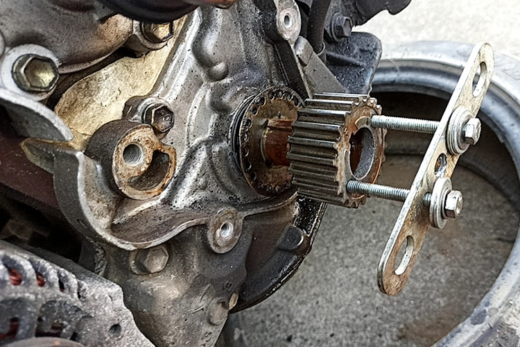 ミラのL200いいぞぉ ・ω・・５枚ドア数少ない６A５ブラック・ほぼほぼフルレストア・エンジン編（フロント側）・作業６日で着陸してるミラ（３日目）に関するカスタム事例の投稿画像3枚目
