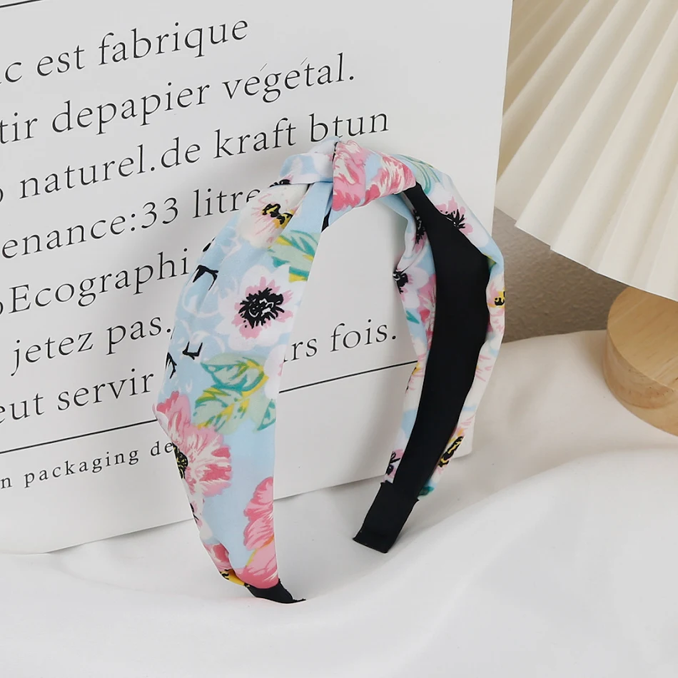 Haarband met bedrukte stof en brede rand, ideaal voor kapsels. Zorgt voor een elegante look, comfortabel en perfect voor dagelijks gebruik of evenementen.