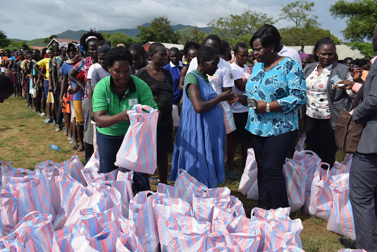 Homa Bay Governor Gladys Wanga distributes food to flood-affected persons in Sindo, Suba South constituency, on May 1, 2024