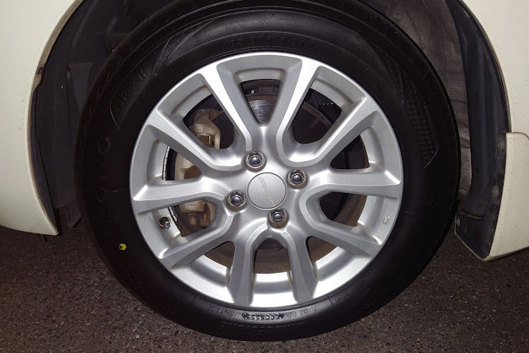 フィットのBRIDGESTONE・BRIDGESTONE REGNO GR-XⅡ・タイヤ交換完了・通勤快適仕様に関するカスタム事例の投稿画像3枚目