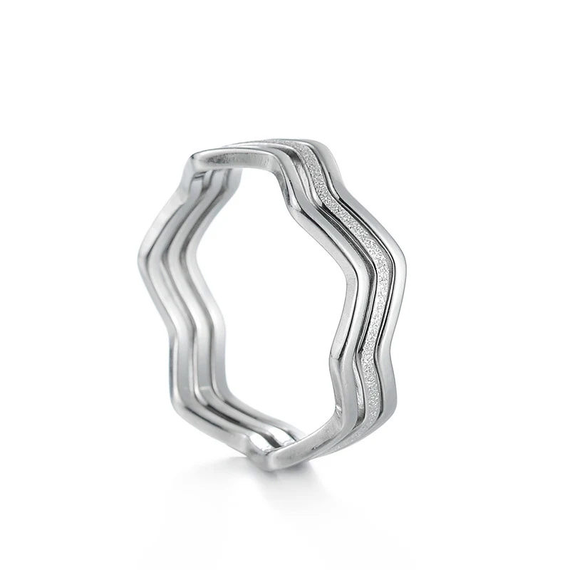 Bague en acier titane Retro Minority pour femme, tendance. Style unique et durable. Accessoire de mode idéal pour un look féminin et sophistiqué.