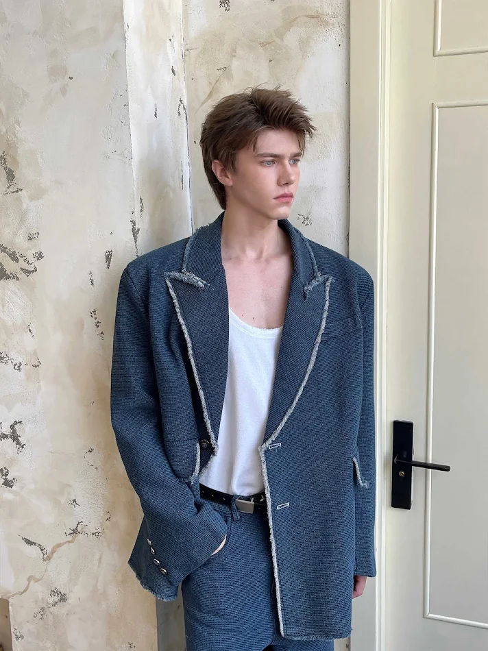 Profile Washed Denim Burr Takım Elbise, rahat ve şık görünüm. Yıkanmış denim kumaş, her ortama uygun, konforlu bir seçim.