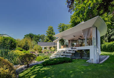 Villa with pool and garden 2