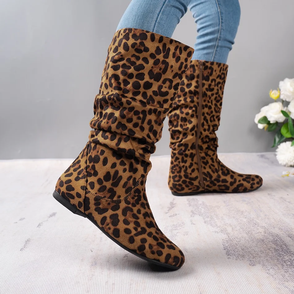 Warme winterlaarzen voor dames met ronde neus en ritssluiting aan de zijkant. Comfortabele mid-boots voor de winter.