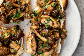 Easy creamy mushroom toast
