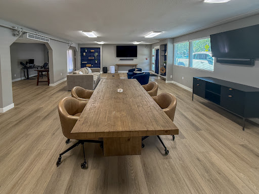 Meeting room with large wooden table - House purchase in Healdsburg, 2 bedrooms