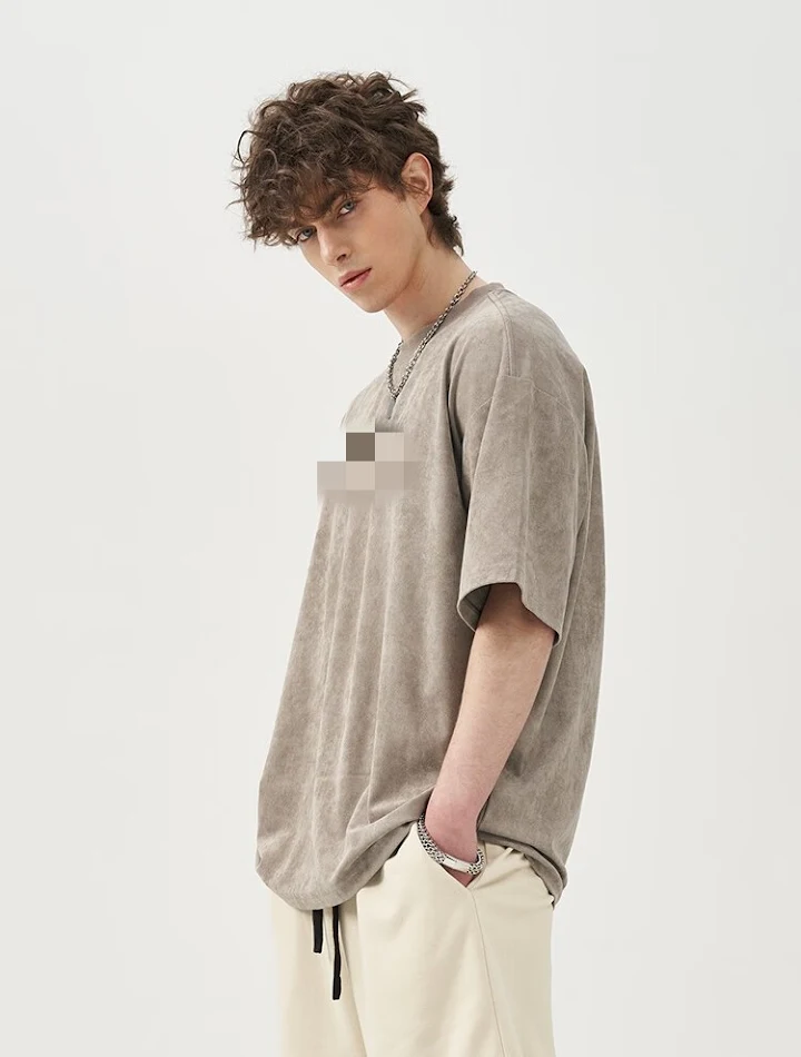 Camiseta holgada de hombre estilo americano de ante, perfecta para un look casual y cómodo. Disfruta de la suavidad y el estilo atemporal.