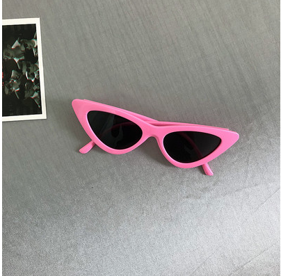 Versione coreana degli occhiali da sole retrò Harajuku cat eye triangolo femminile hip hop europeo e americano rosso cantato