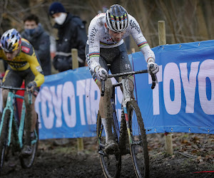 Sportiviteit tussen de grote tenoren: Van Aert erkent inspanning van uitgeputte winnaar Van der Poel