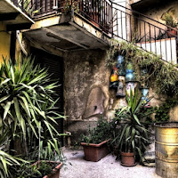 Il cortile dell'artista. di 