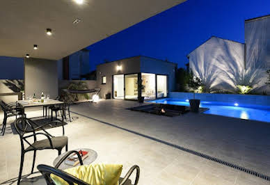 House with pool and terrace 4