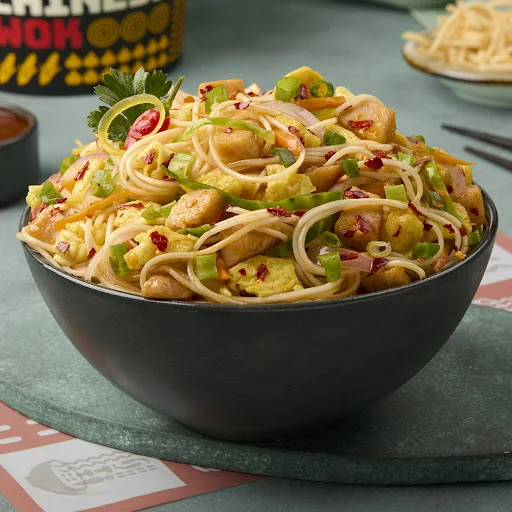 Chicken Chilli Garlic Noodles - Half (500 Ml)