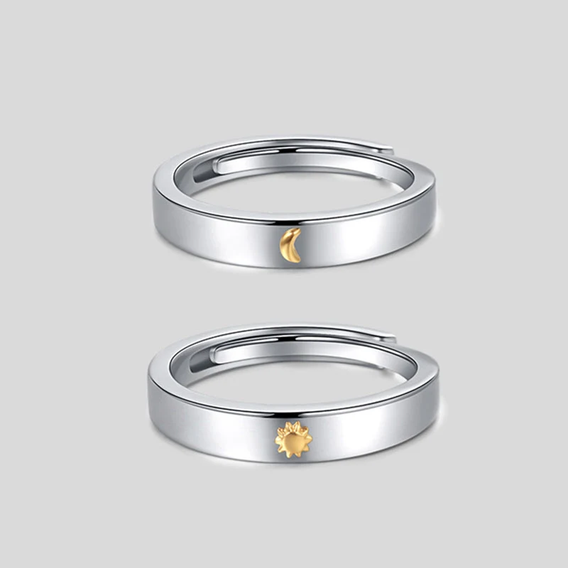 Zilveren ring met zon, maan en sterren, een hemels sieraad. Uniek ontwerp dat perfect is voor een mystieke uitstraling en als bijzonder geschenk.