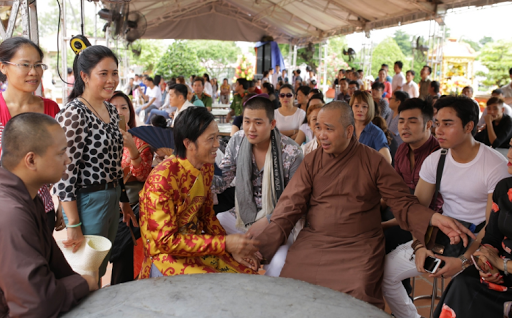 Nhà thờ thường xuyên thu hút một lượng lớn người dân và các nghệ sĩ đến thăm quan, viếng Tổ nhưng hiện tại đang đóng cửa để hoàn thiện.