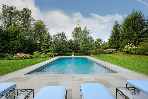 Rectangular pool with green garden - Prestige house for sale in Purchase, 17 rooms, 6 bedrooms