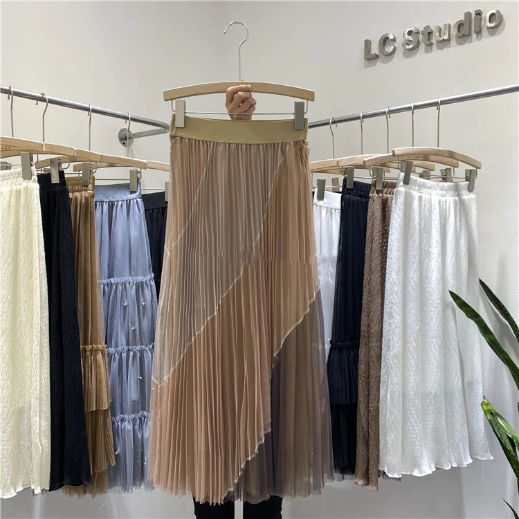 Jupe longue plissée rose avec bustier en maille et coutures. Élégance et féminité assurées. Confort exceptionnel et style incomparable pour toutes vos sorties.