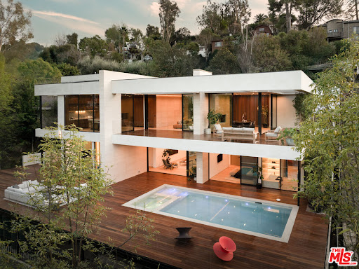 Maison avec piscine et jardin 1