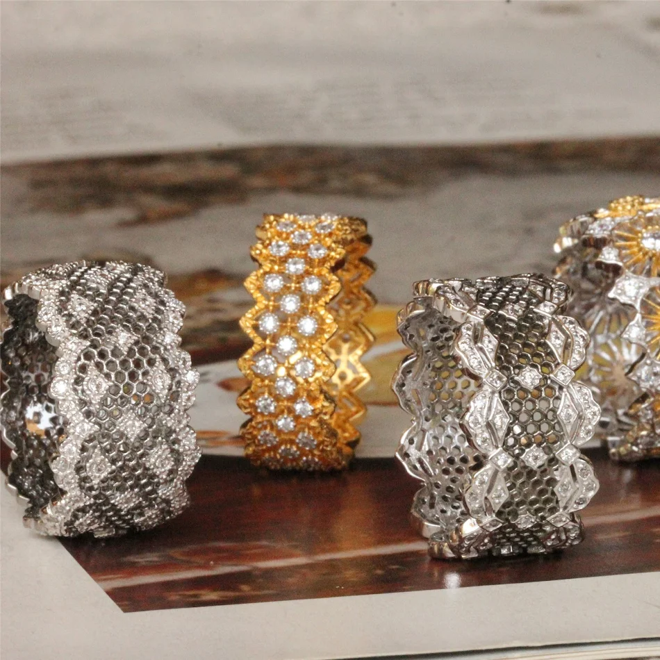 Handgemaakte gouden ring met getextureerde, uitgesneden kanten rand, Italiaans vakmanschap voor een statement.
