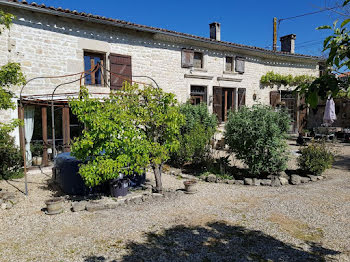 maison à Saint-Georges-de-Longuepierre (17)