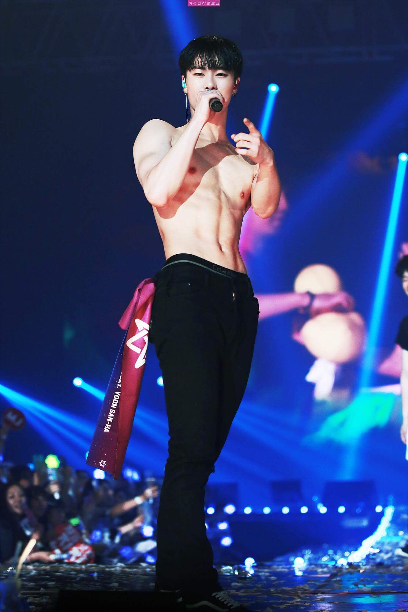 astro moonbin abs 1