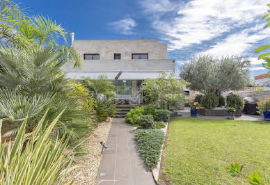 Maison avec piscine et jardin 5