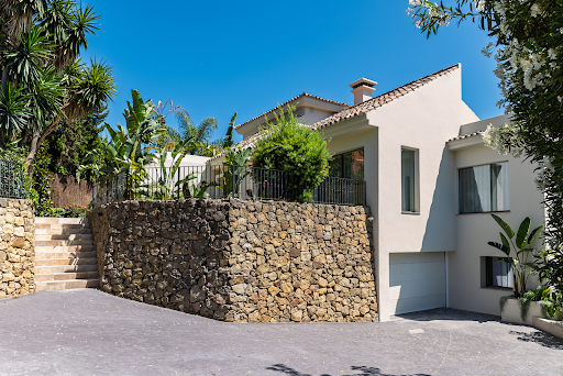 House with pool and garden 5