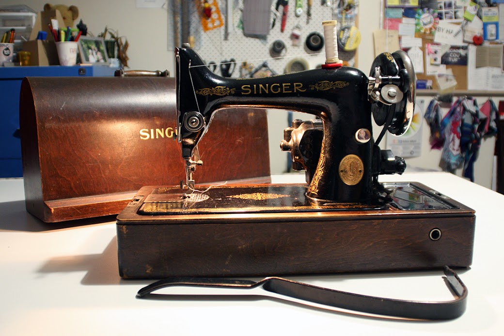 Singer Sewing Machine 99 Original Carrying Case w/ Bobbins - WORKS