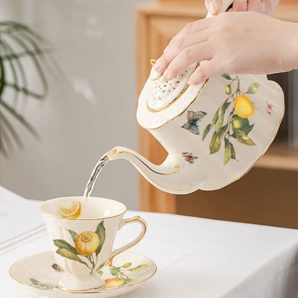 Europese retro keramische theekopjes set, grote kopjes met gouden rand, Brits design, voor elegant thee drinken.