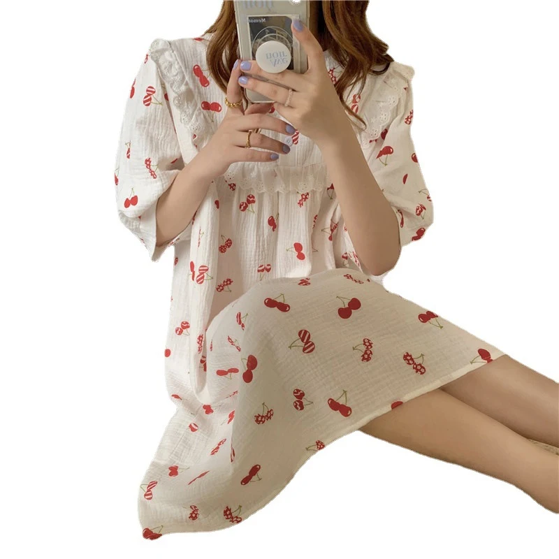 Pyjama cerise mignon et ample pour femmes. Douceur et confort assurés pour des nuits paisibles et relaxantes. Sentez-vous bien.