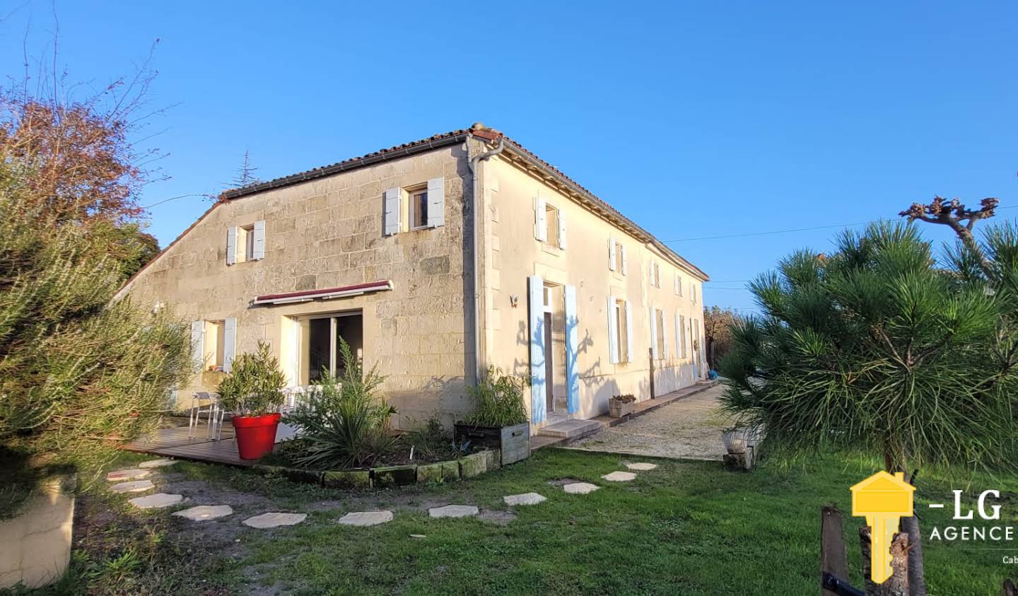 Maison avec piscine et terrasse Saint-Fort-sur-Gironde