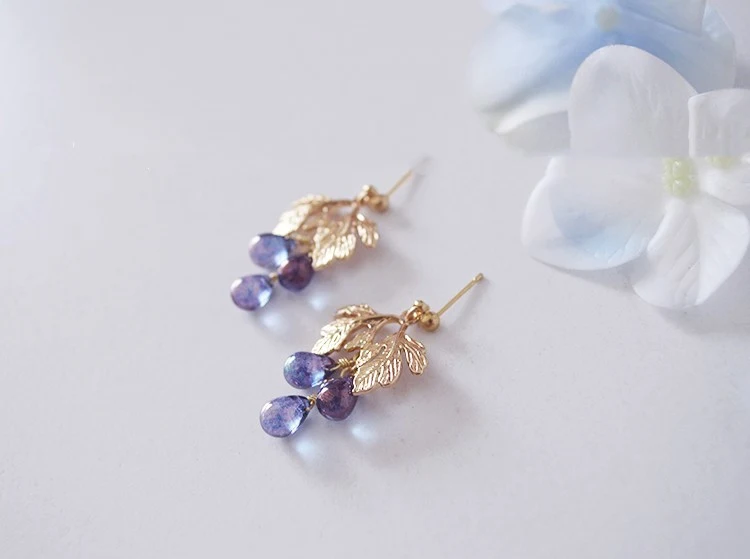 Brincos de botão vintage em prata esterlina com uvas roxas, um toque elegante e charmoso para complementar seu visual, leves e confortáveis.