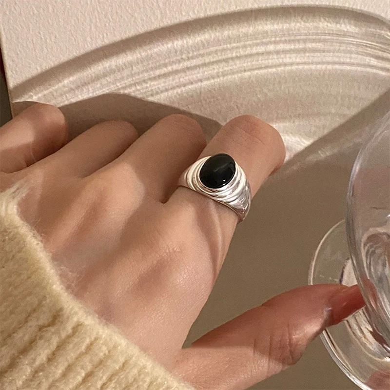 Bague en argent S925 avec jade noir pour femme, simple et élégante, affirmant votre personnalité et votre tempérament.