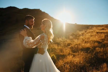 Fotógrafo de casamento Loredana Bratila (fearlessweddings). Foto de 2 de março 2022